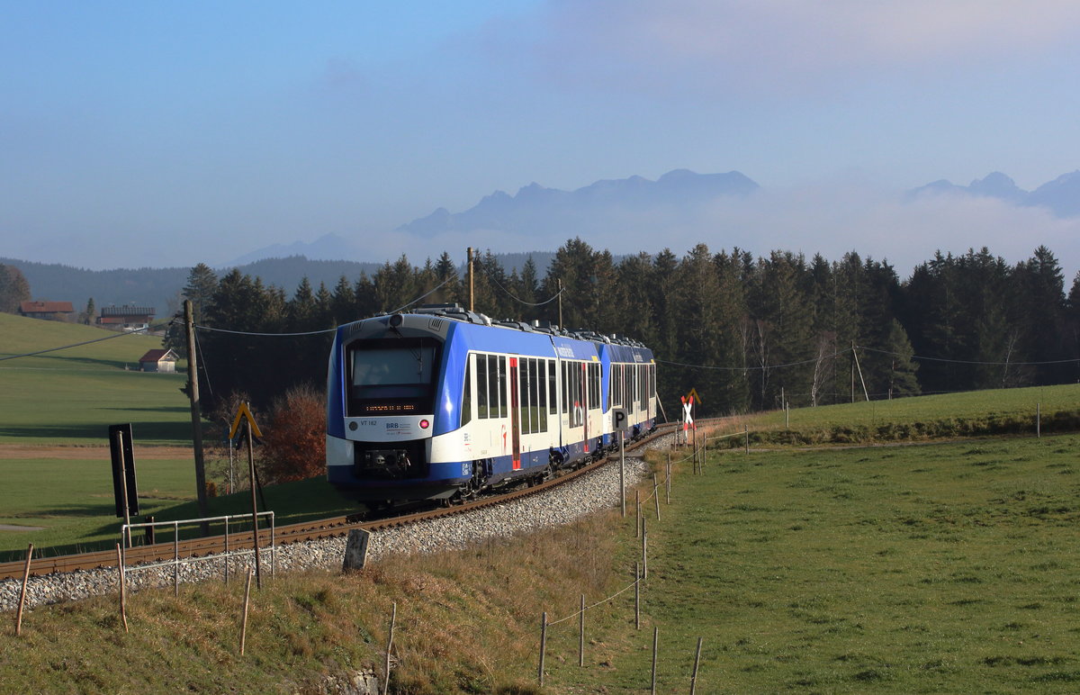 Die BRB im Vorlaufbetrieb. Im November 2018 übernahm die BRB täglich einen Umlauf auf der Regionalbahnlinie Augsburg - Füssen. Hier ist eine solche Leistung bei Weizern-Hopferau zu sehen.

Weizern-Hopferau, 17. November 2018