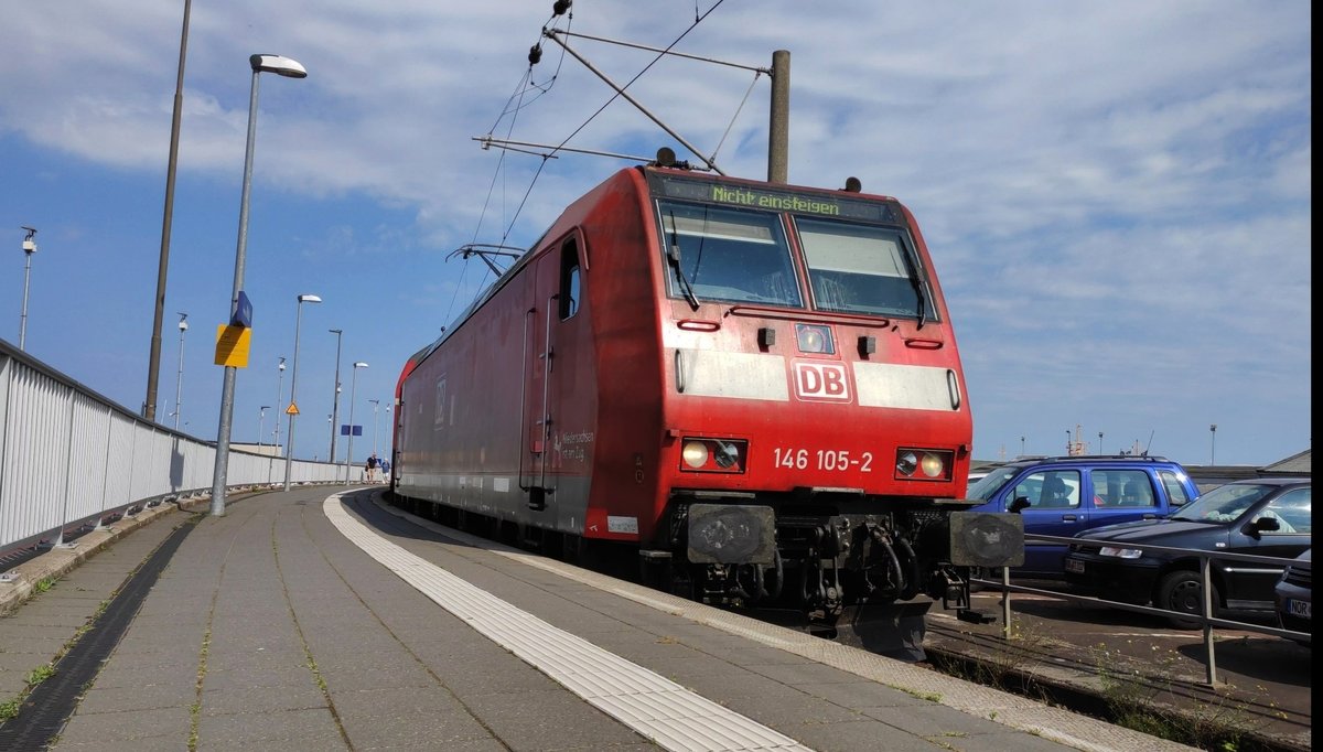 Die Bremer Lok 146 105-2 ist mit ihrem Regionalexpress aus Hannover in Norddeich Mole angekommen und fährt nun in die Abstellung. Die 146 105-2 ist eine Bremer Lok. Nach ihrer Auslieferung ist sie zunächst in Braunschweig auf den DB Regio Linien RE 60/70. Später ist sie nach Bremen umstationiert worden. 