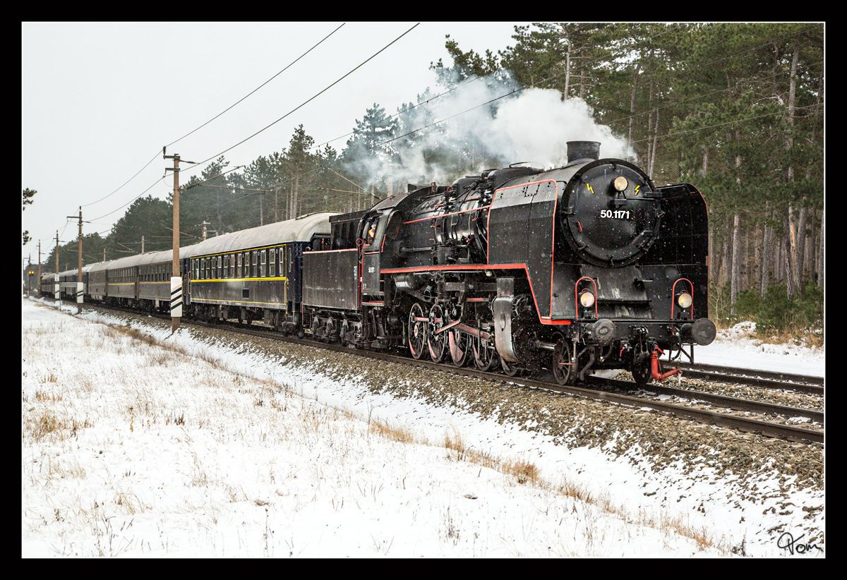 Die Brenner & Brenner Dampflok 50.1171 fährt mit dem Sdz 14276 von Wien FJB nach Mürzzuschlag zum  Winterdampf am Semmering .
Neunkirchen 6.1.2017