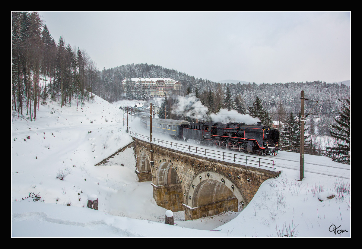 Die Brenner & Brenner Dampflok 50.1171 fährt mit dem Sdz 14276 von Wien FJB nach Mürzzuschlag zum  Winterdampf am Semmering .  
Wolfsbergkogel 6.1.2017