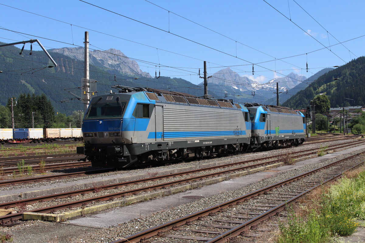 Die  Brennerloks  1822 004 und 1822 001 stehen am 22.6.2021 im Bahnhof Selzthal und warten nach getaner Arbeit auf ihren nächsten Einsatz.