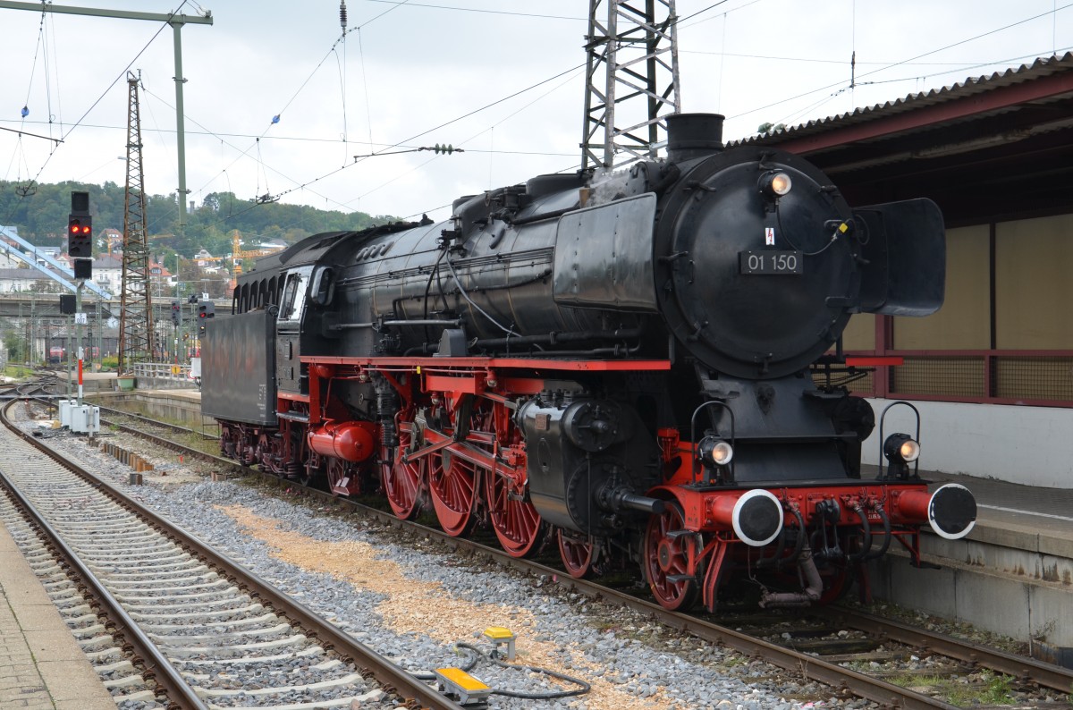 Die Brenztalbahn feierte am 13.09.2014 ihren 150. Geburtstag. 01 150 hat den Jubliäumszug von Aalen nach Ulm gebracht und rangiert jetzt im Hbf Ulm, um zu wenden und den Zug anschließend zurück nach Aalen zu bringen.