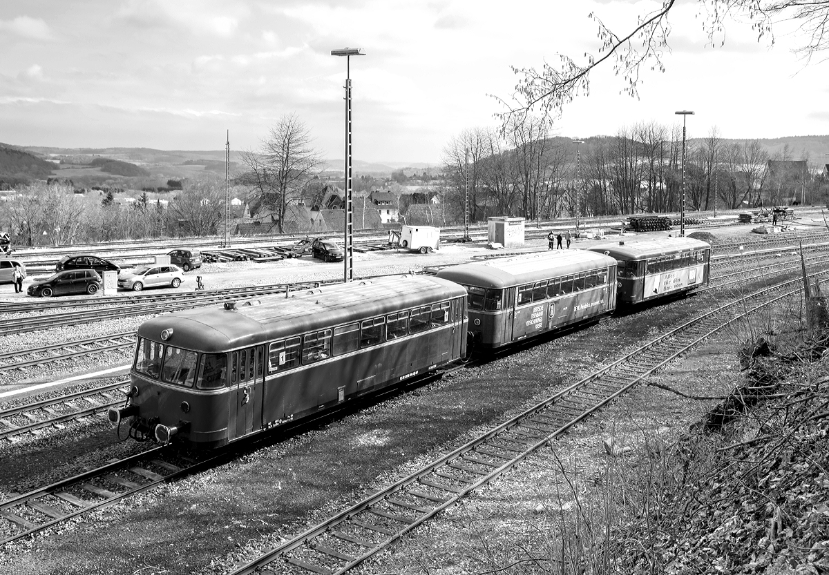 
Die Brexbachtalbahn e.V. machte am 13.03.2016 eine Große Westerwaldrundfahrt (Siershahn – Altenkirchen – Hachenburg – Westerburg – Limburg – Montabaur – Siershahn) mit dem Schienenbus der Baureihe VT798. Hier beim Halt in Westerburg, die Fahrgäste waren zu Besuch im Eisenbahnmuseum.

Die Schienenbusgarnitur bestand (von rechts nach links) aus:
Dem VT 798 818-1 (98 80 0798 818-1 D-PBE), eingestellt von der Pfalzbahn Eisenbahnbetriebsgesellschaft mbH (Eigentümer DB Museum, Nürnberg), ex DB VT 98 9818, Eigentümer ist das DB Museum, Nürnberg. Der Verbrennungstriebwagen wurde 1962 von MAN unter der Fabriknummer 146600 gebaut.

Dem Beiwagen VB 998 250-5 (95 80 0998 250-4 D-PBE) der Pfalzbahn Eisenbahnbetriebsgesellschaft mbH, ex DB VB 98 2250. Der Beiwagen ist ein echter Uerdinger, er wurde 1960 von der Waggonfabrik Uerdingen AG in Krefeld-Uerdingen unter der Fabriknummer 66957 gebaut.

Dem Steuerwagen VS 998 880-9 (95 80 0998 880-8 D-OEF) der Oberhessische Eisenbahnfreunde, DB VS 98 280. Der Steuerwagen wurde 1959 von Waggon- und Maschinenbau GmbH, Donauwörth (WMD) unter der Fabriknummer 1412 gebaut.

Der Motorwagen (VT = Verbrennungstriebwagen) wird von zwei Diesel-Unterflurmotoren des Typs Büssing U 10 der Büssing AG, mit einer Leistung von  je 110 kW (150 PS) angetrieben. Die Leistungsübertagung erfolgt über ZF Sechs-Gang-Getriebe mechanisch auf die Achsen.

Die einzelnen Wagen haben im Laufe ihres Betriebslebens zahllose unterschiedliche Nebenbahnen befahren haben, von denen heute teilweise allenfalls noch ein Bahndamm auszumachen ist.