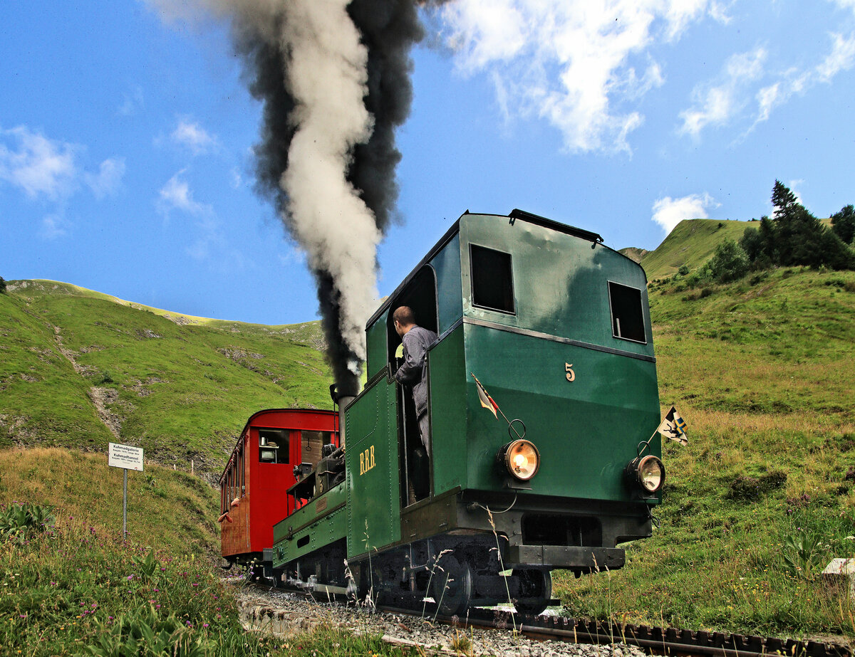 Die Brienz Rothorn Bahn Lok 5 im Aufstieg vor der Chuemaadgalerie, 3.August 2023. Diese Lok wurde 1891 für die Wengernalpbahn WAB gebaut und gelangte 1912 zur Brienz Rothorn Bahn. 