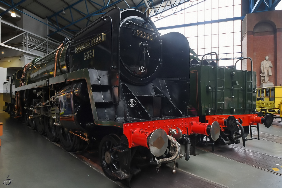 Die britische Dampflokomotive No. 92220  Evening Star  wurde 1960 gebaut und bereits nach 5 Jahren ausser Dienst gestellt. (National Railway Museum York, Mai 2019)