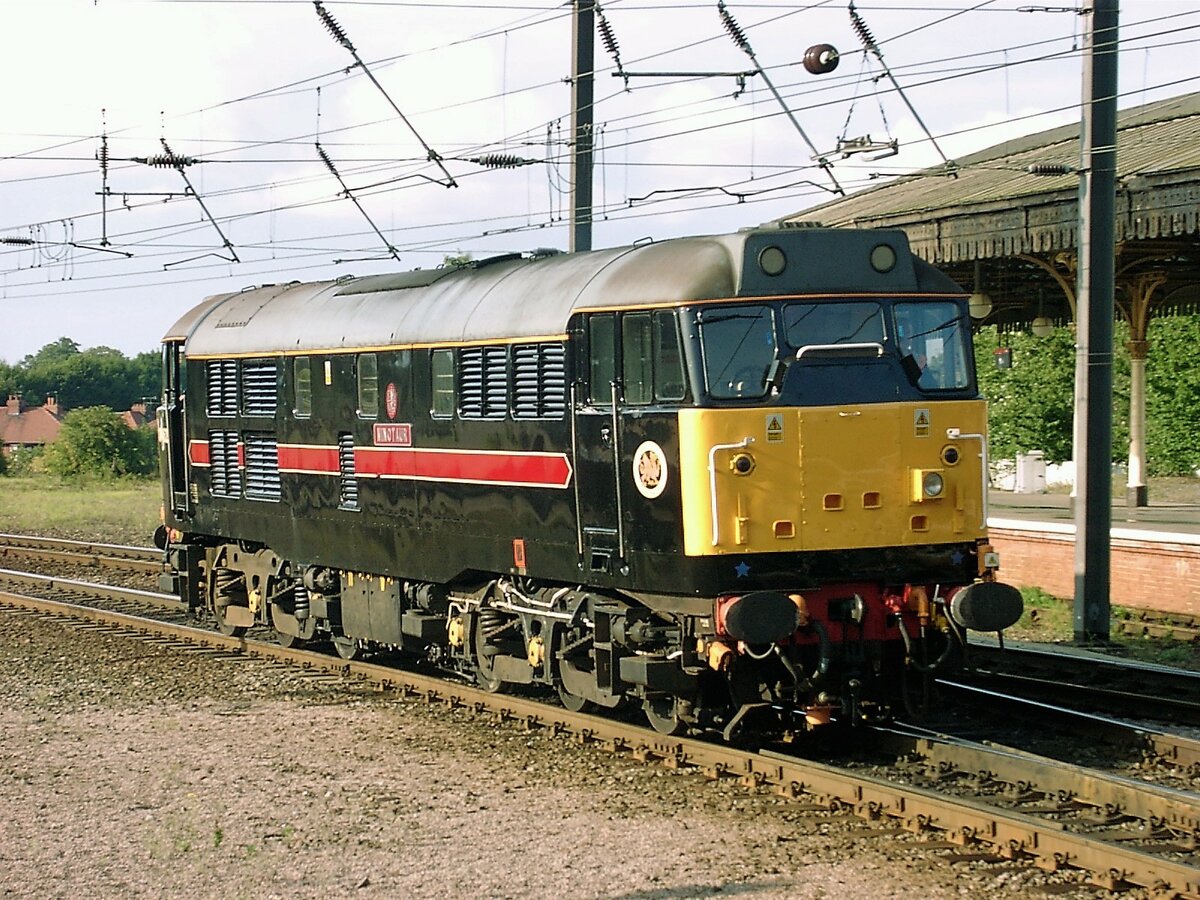 Die British Rail Class 31 #31452  Minotaur  der Fragonset Railways am 25.8.2000 in York. Von dort zog sie unseren Sonderzug bis Newcastle upon Tyne, unvergeßlich der kernige Klang des 1470 PS-Zweitakt-Diesels, ähnlich der DR-Baureihe V75/107.