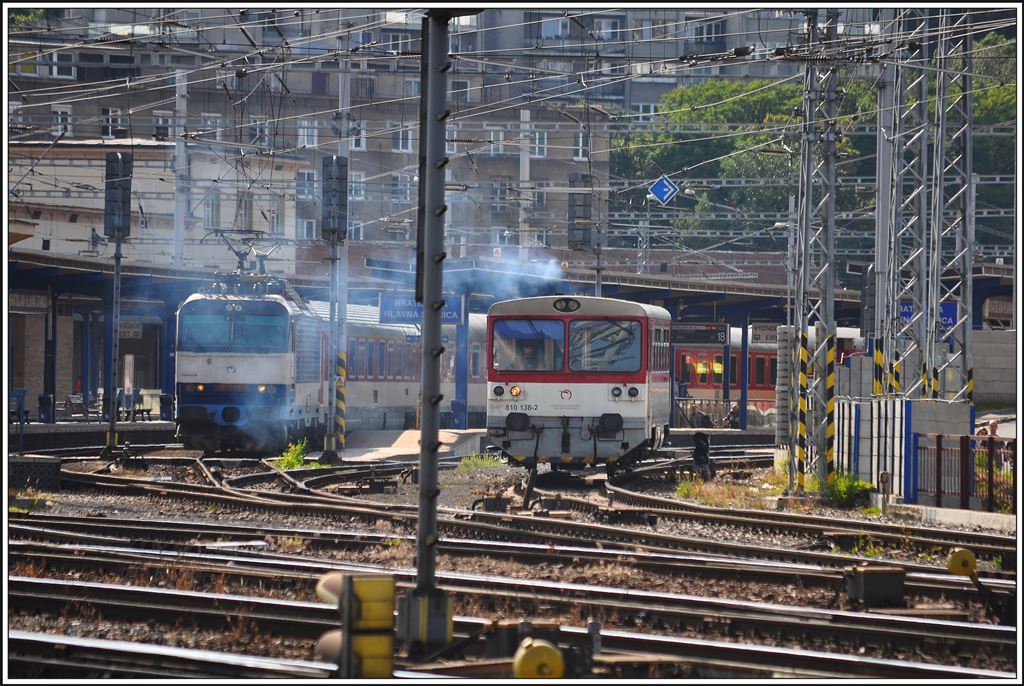 Die Brotbüchse 810 138-2 macht ordentlich  Dampf  im Bahnhof Bratislava Hlavná Stanica. (01.06.2014)