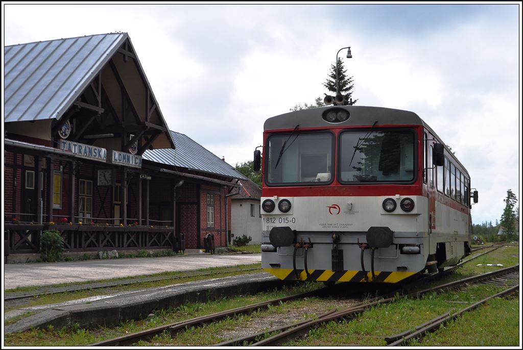 Die Brotbüchse 812 015-0 verkehrt an Tatranská Lomnica nach Studený Potok. (03.06.2014)