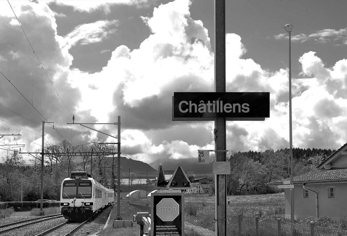 Die Broyetallinie: Die Linie steigt nach Verlassen des Talbodens in Moudon steil hinauf nach Palézieux zur Hauptstrecke, von wo ein Teil des Züge als S9 des RER Vaud (Réseau express regional vaudois) an den Genfersee nach Lausanne weiterfährt. Bild: Domino-Zug unterwegs im Aufstieg nach Palézieux, in Châtillens, 20. Mai 2021  