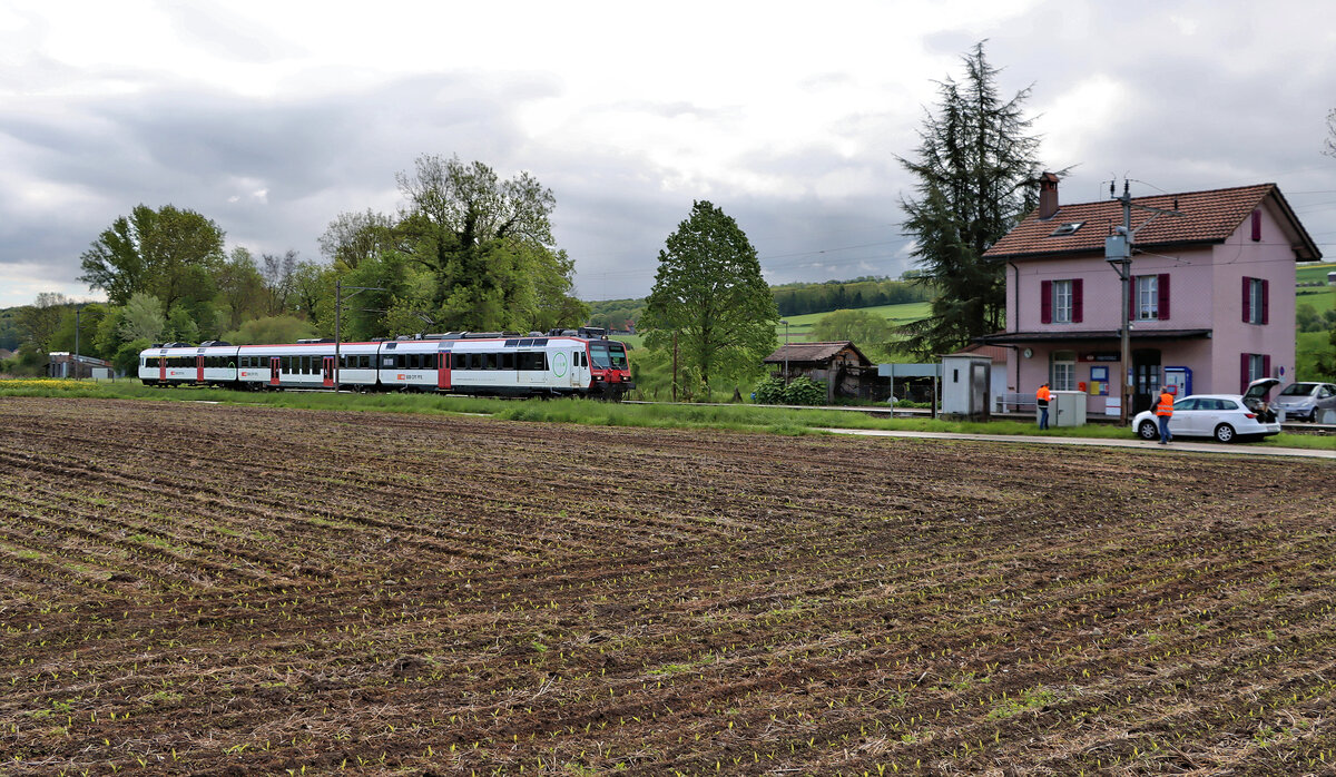 Die Broyetallinie: Einfahrt eines Domino-Zuges mit Triebwagen 560 254 an der Spitze in die kleine Station Henniez. 20.Mai 2021 