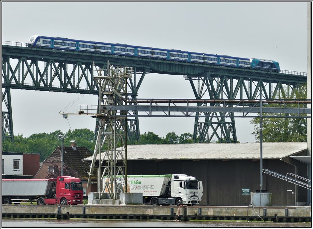 Die Brücke von Hochdonn über den Nord/Ostseekanal mit einem RE der NAH.SH mit einer Lok der BR245 (24.05.2019)