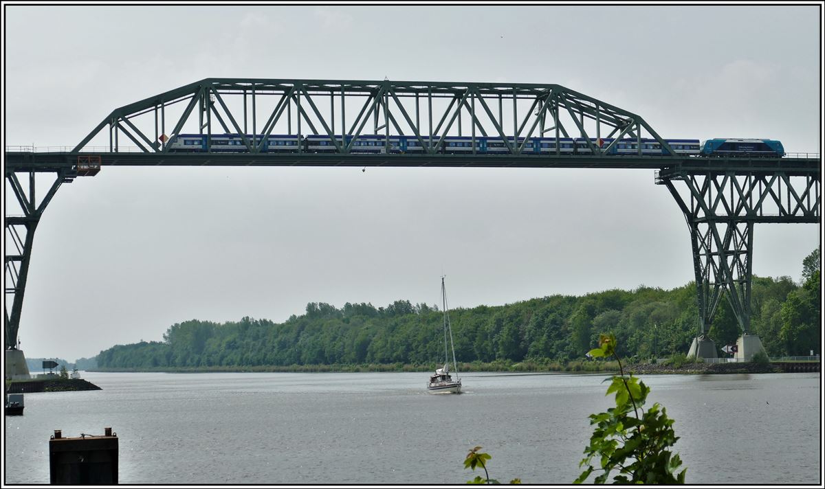 Die Brücke von Hochdonn über den Nord/Ostseekanal mit einem RE der NAH.SH mit einer Lok der BR245 (24.05.2019)