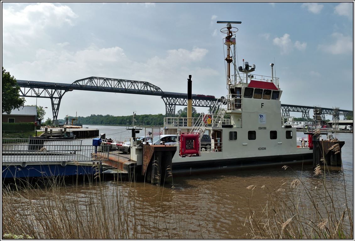 Die Brücke von Hochdonn über den Nord/Ostseekanal mit dem IC nach Westerland (Sylt) gezogen von zwei Loks der BR218. (24.05.2019)