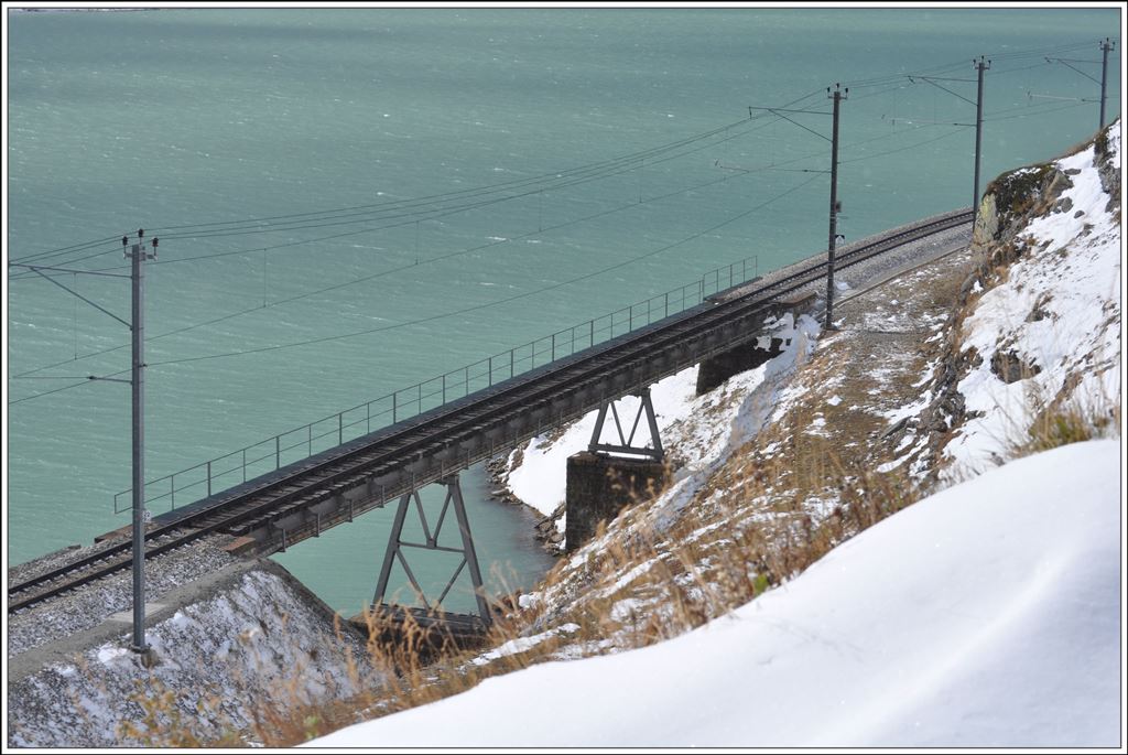 Die Brücke südlich Ospizio Bernina über dem Ufer des Lago Bianco hat im Gegensatz zu früher jetzt auch ein Geländer. (23.10.2014)