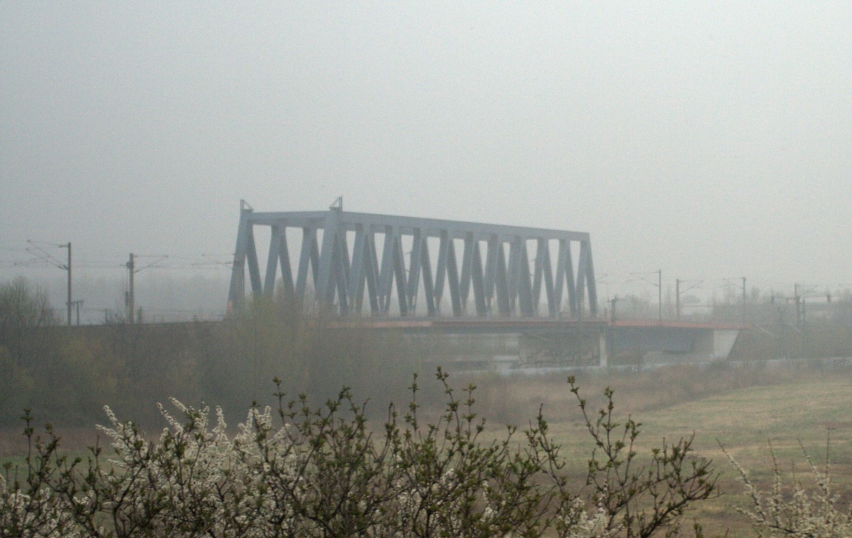 Die Brücke über die B 2  im Märznebel aus dem ICE aufgenommen. 29.03.2014 11:02 Uhr