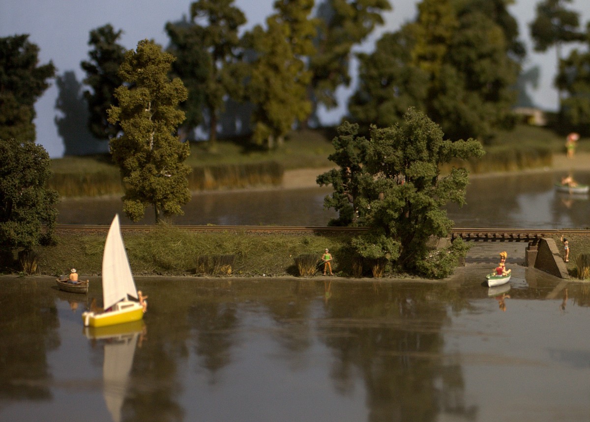 Die Brcke ber den Dippelsdorfer Teich, zu sehen auf der Modellbahnausstellung
in Radebeul 17.11.2013 gegen 16:35 Uhr.  