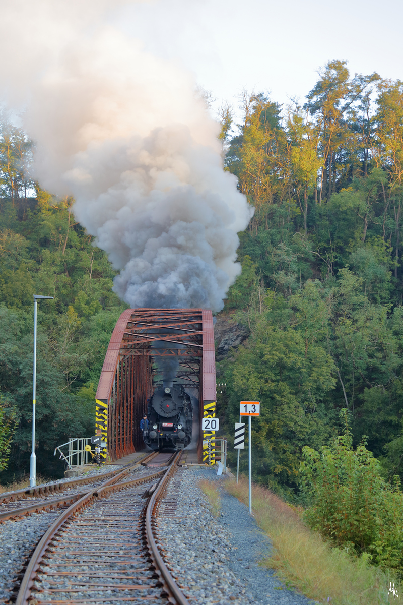 Die Brücke über die Sázava bei Vlastêjovice durfte von den Loks nur einzelnen befahren werden. Im Bild 555 3008 beim Überqueren der Brücke. (22.09.2019)