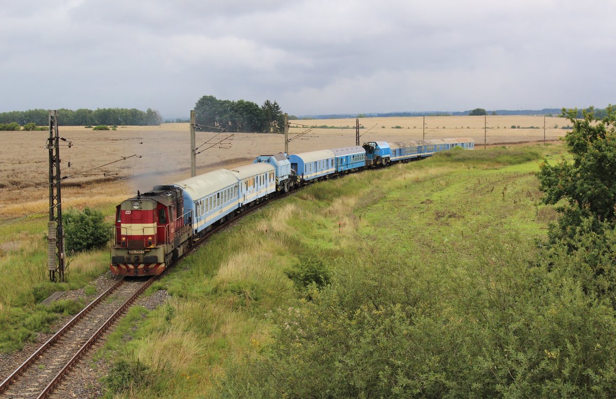 Die Brückenbauarbeiten bei Tršnice sind fast abgeschlossen. 742 343-7 fuhr am 09.08.16 ein Zug mit zwei Kräne Richtung Františkovy Lázně. 
