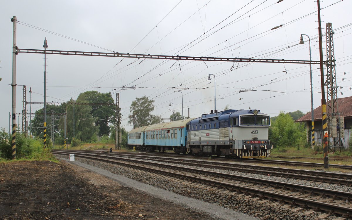 Die Brückenbauarbeiten bei Tršnice sind fast abgeschlossen. 754 051-1 fuhr am 09.08.16 ein Zug mit Kran von Tršnice Richtung Ústí nad Labem. 
