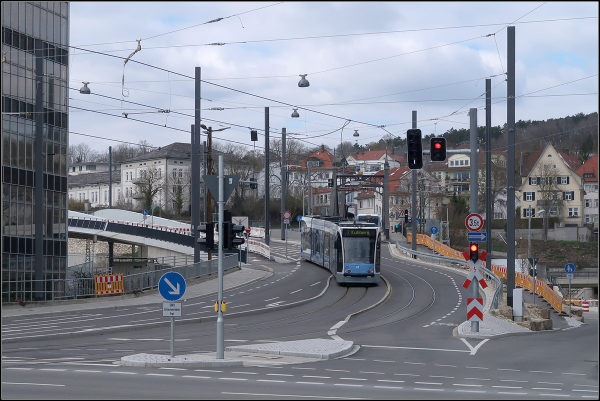 Die Brückenrampe -

Eine Combino-Straßenbahn auf der Ulmer Linie 2 fährt die Rampe von der Kienlesbergbrücke herunter und wird nach der Straßenkreuzung in die Haltestelle Stadtwerke einfahren. Verkehrsplanerisch nicht einfach war hier die Einfügung der Straßenbahnstrecke in die Neutorstraße. Um nicht im möglichen Autostau vor der Kreuzung stehen zu müssen, wurde das stadteinwärtige Gleis auf einen eigenen Bahnkörper gelegt. Die doch recht massiven und hohen Fahrleitungsmasten treten in Konkurrenz zur historischen Neutorbrücke, die hinter der Tram erkennbar ist.

28.03.2019 (M)








