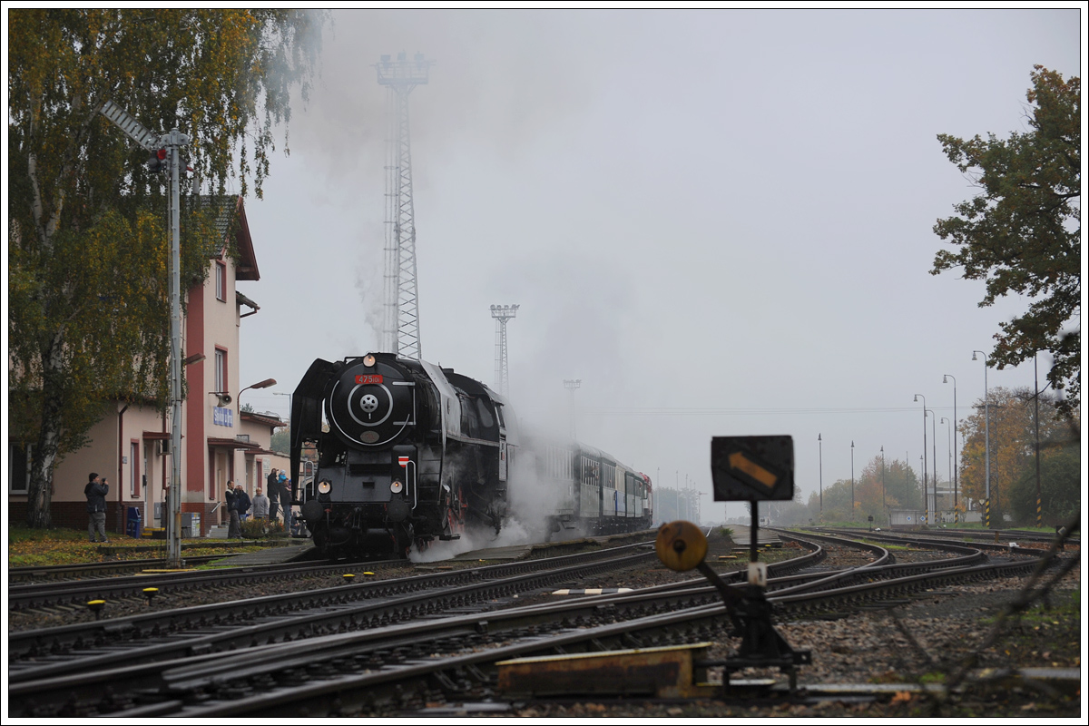 Die in Brünn stationierte 475.101 bespannte am 21.10.2017 einen Sonderzug von Brno hl. n. über Veselí nad Moravou nach Velká nad Veličkou. Leider musste sie bereits in Kyjov wegen einem Lagerschaden vom Zug. Die Aufnahme zeigt den Sonderzug beim Halt in Slavkov u Brna.