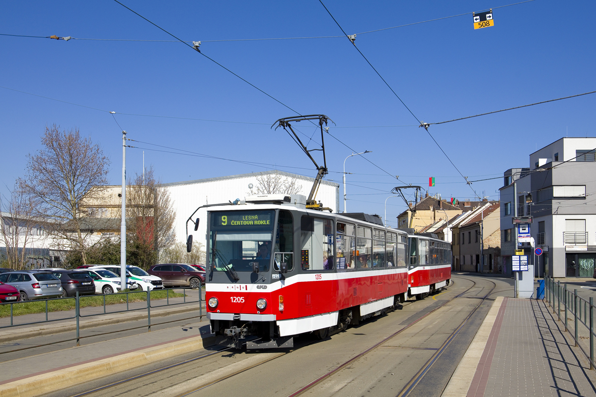 Die Brünner Straßenbahnlinie 9 wird großteils von Niederflurwagen bedient. Planmäßig trifft man jedoch unter der Woche noch ein bis zweimal pro Stunde auf eine T6A5-Traktion. Am 3. April 2025 waren unter anderen 1205 + 1206 unterwegs und sind hier an der Haltestelle Životského zu sehen. 