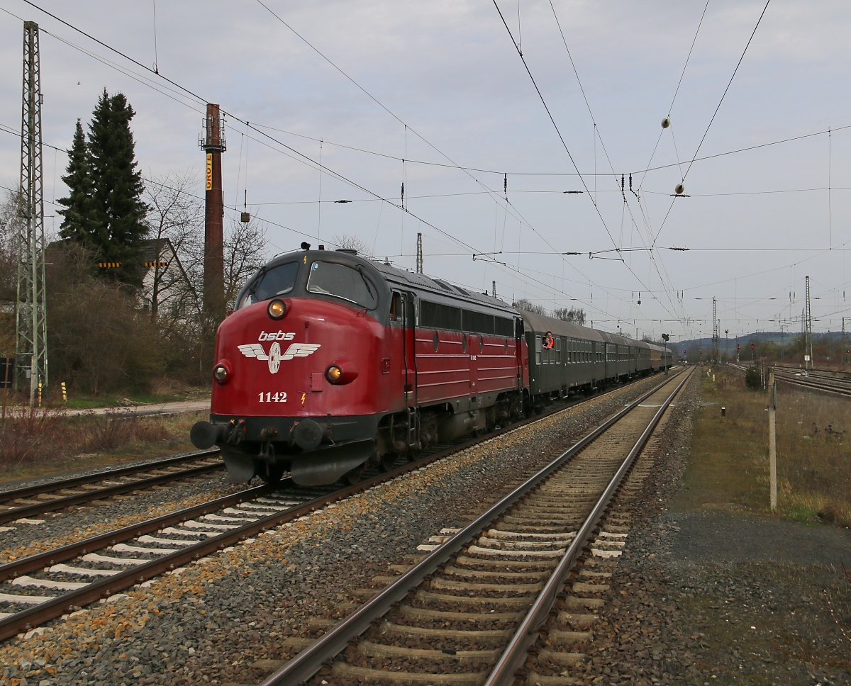 Die BSBS 1142 (227 005-6) bespannte am 03.04.2016 einen Sonderzug in Fahrtrichtung Süden. Aufgenommen in Eichenberg.