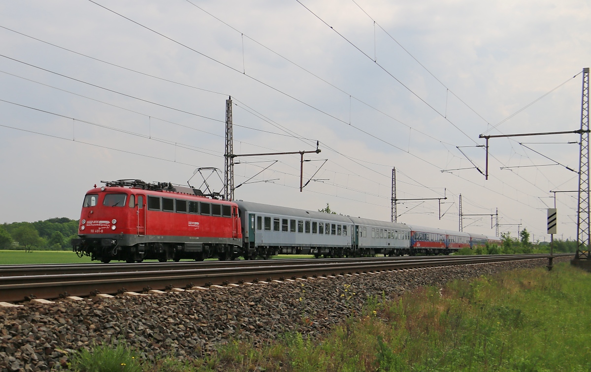 Die BTE 110 491-8 mit einer Wagenüberführung in Fahrtrichtung Wunstorf. Aufgenommen in Dedensen-Gümmer am 18.05.2016.