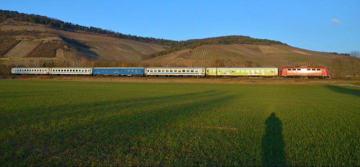 Die BTE - BahnTouristikExpress 110 491 mit DLr 93122 Hamburg Langenfelde Bbf - Nürnberg Hbf (5 Personenwagen des RDC ALPEN-SYLT Nachtexpress: 3 Bimz, 1 Bimdz, 1 Bvcmz) konnte am 04.03.2022 im Maintal bei Thüngersheim mit dem letzten Licht des Tages aufgenommen werden.
