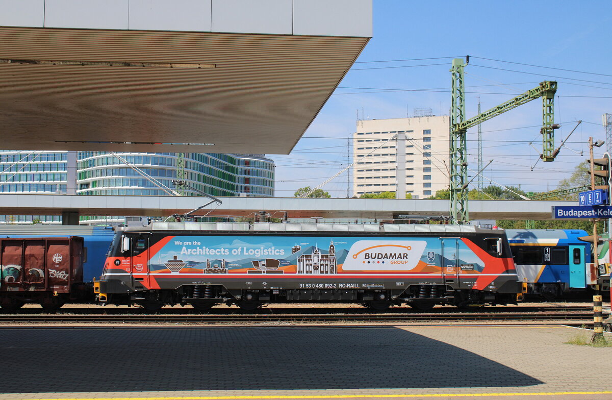 Die Budamar Group 480 092 “Artchitects of Logistics” (91 52 0 480 092-2 RO-RAILL) bespannte am 01.08.2026 in Budapest-Kelenf�ld H� Cargo Eaos-z Wagen.