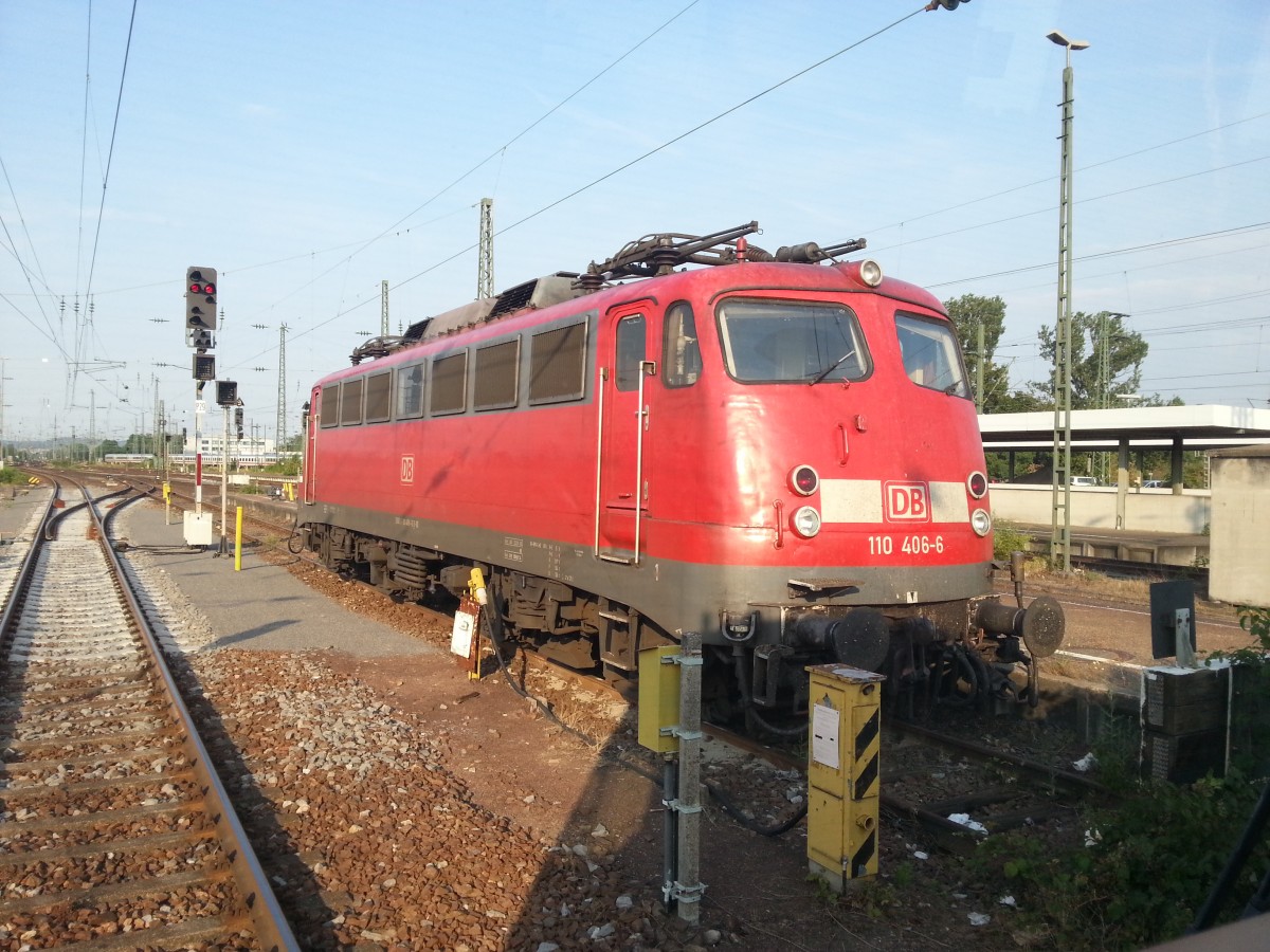 Die Bgelfalte  110 406-6  ergattert in Karlsruhe die letzten warmen Sonnenstrahlen im Herbst 2013.