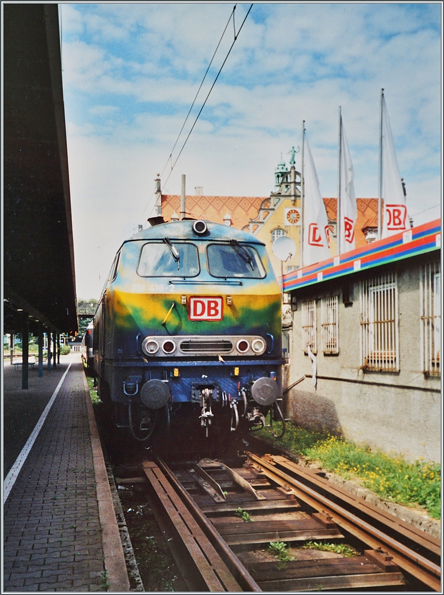 Die bunte DB 218 418-2 hat einen EC aus München nach Lindau Hbf gebracht.

ein Analogbild vom 27. Juli 2004