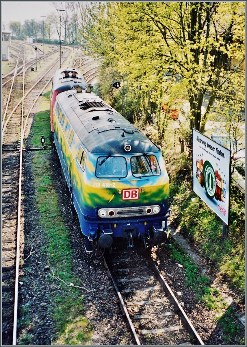 Die bunte DB  218 418-2 und die DB 218 440-0 sind nach der Ankunft mit einem EC aus München nun in Lindau auf einer Rangierfahrt. 

ein Analogbild auf dem Frühjahr 2003