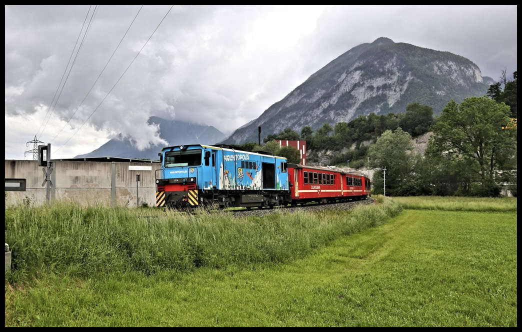 Die bunte Diesellok Mountopolis war am 28.5.2022 auf der Zillertalbahn im Einsatz.
Hier hat sie gerade mit einem Personenzug nach Mayerhofen den Ausgangsbahnhof Jenbach verlassen.