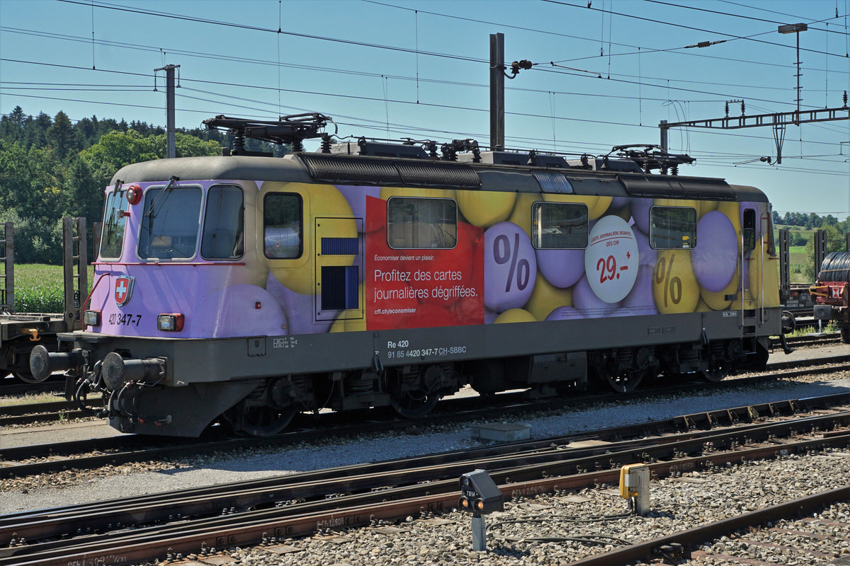 Die bunten Re 4/4 II von SBB CARGO National.
Re 420 347-7 im Güterbahnhof Langenthal auf den nächsten Einsatz wartend am 20. August 2020.
Foto: Walter Ruetsch