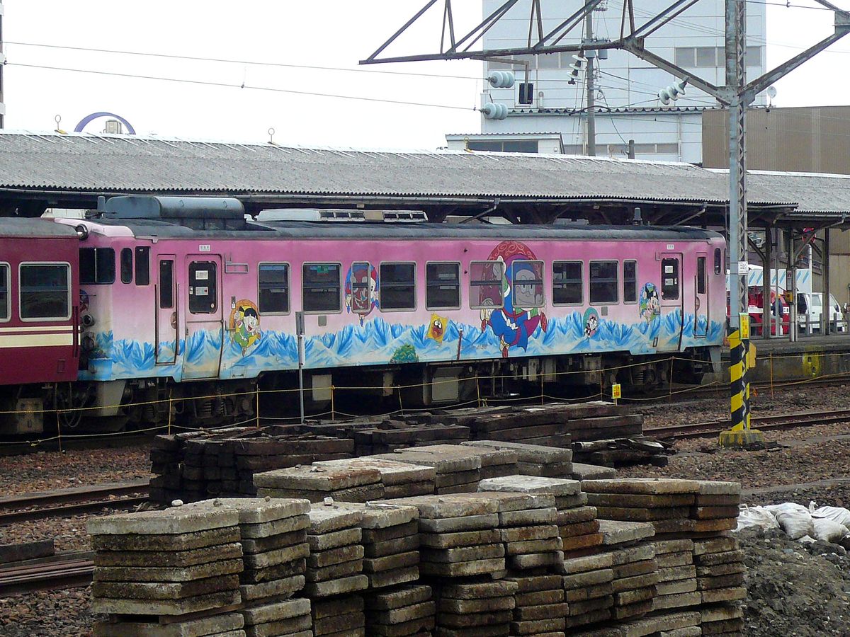 Die bunten Triebwagen der Region Takaoka: KIHA 40 2136 mit einer früheren Version der Manga/Anime-Serie  der kleine Ninja Hattori . Takaoka, 1.März 2010. 