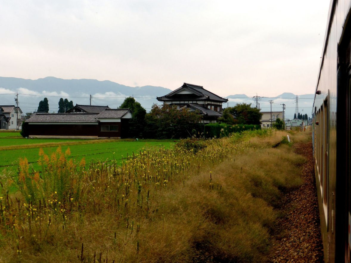 Die bunten Triebwagen der Region Takaoka: Fahrt im bunten Wagen KIHA 47 27 auf die Berge im Hinterland von Takaoka zu. Bei Takagi, 23.Oktober 2013. 