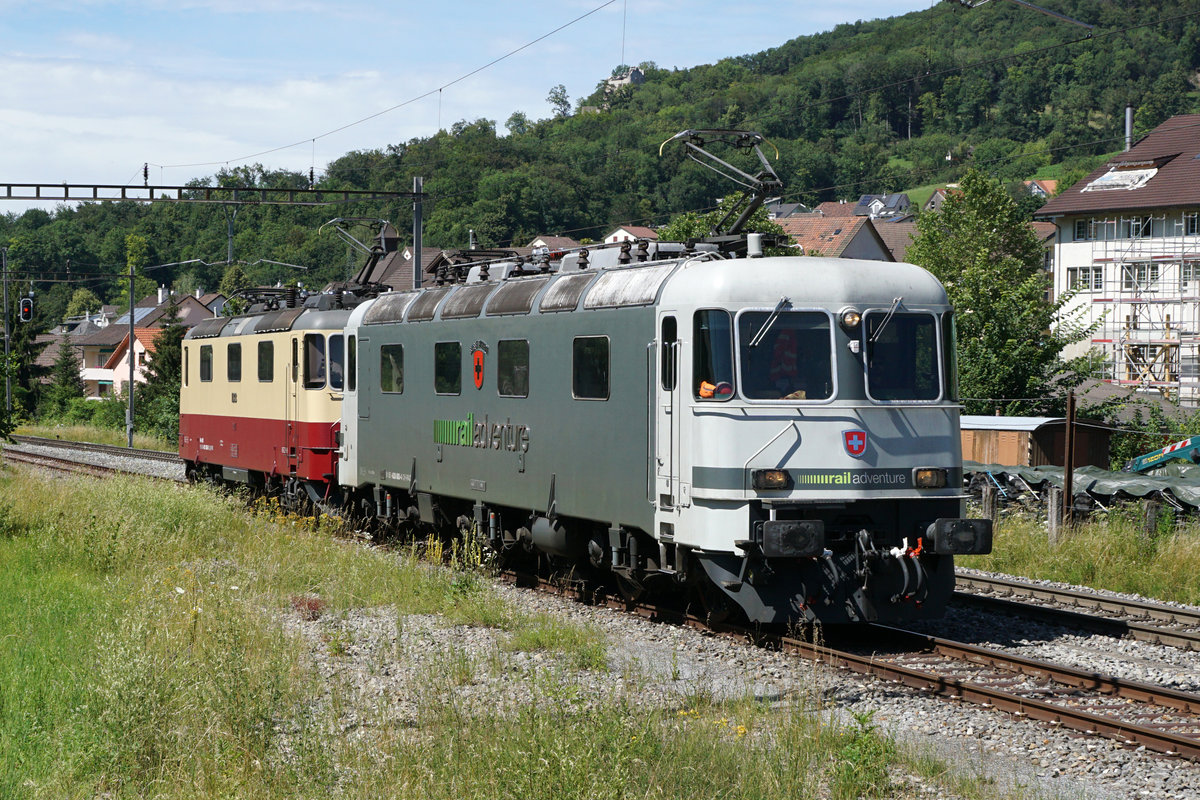 Die bunteste Re 10/10 der Schweiz.
RADVE Re 620 003-4 und TR Trans Rail Re 421 393 anlässlich der Bahnhofseinfahrt Läufelfingen am 8. Juli 2020.
Foto: Walter Ruetsch