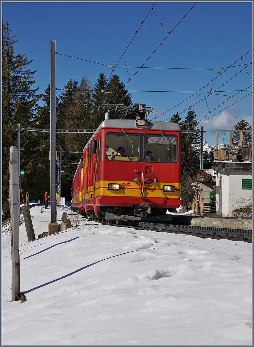 Die BVB TPC HGe 4/4 31 wartet mit ihrem Regionalzug 826 in Col-de-Soud nach der Kreuzung mit dem Gegenzug auf die Weiterfahrt in Richtung Col-de-Bretaye.
5. März 2019 