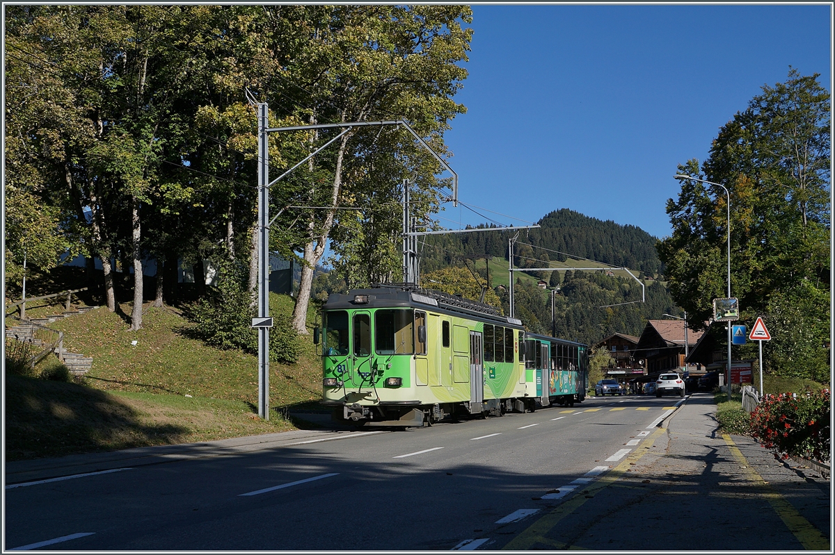 Die BVB TPC Strecke von Bex nach Villars wird meist von den BDeh 4/8 91 - 93 bedient, doch heute war der BDeh 4/4 81 mit dem Bt 63 in einem Umlauf in Einsatz.
Das Bild zeigt den BDeh 4/4 81 kurz nach der Ausfahrt in La Barboleuse als Regionalzug 529 von Villars sur Ollon nach Bex.

11. Oktober 2021