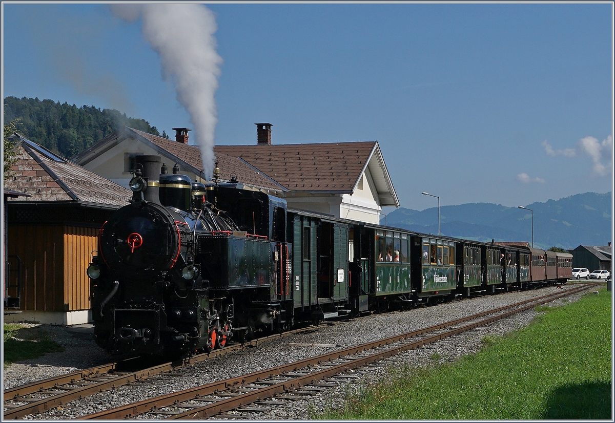 Die BWB Uh 102 und ihr langer Museumsbahnzug stehen im Bahnhof Schwarzenberg für die Rückfahrt nach Bezau bereit. 

10. September 2016 
