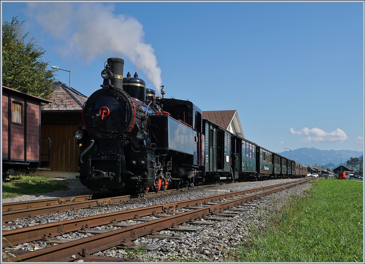 Die BWB Uh 102 und ihr langer Museumsbahnzug stehen im Bahnhof Schwarzenberg für die Rückfahrt nach Bezau bereit.
10. September 2016
