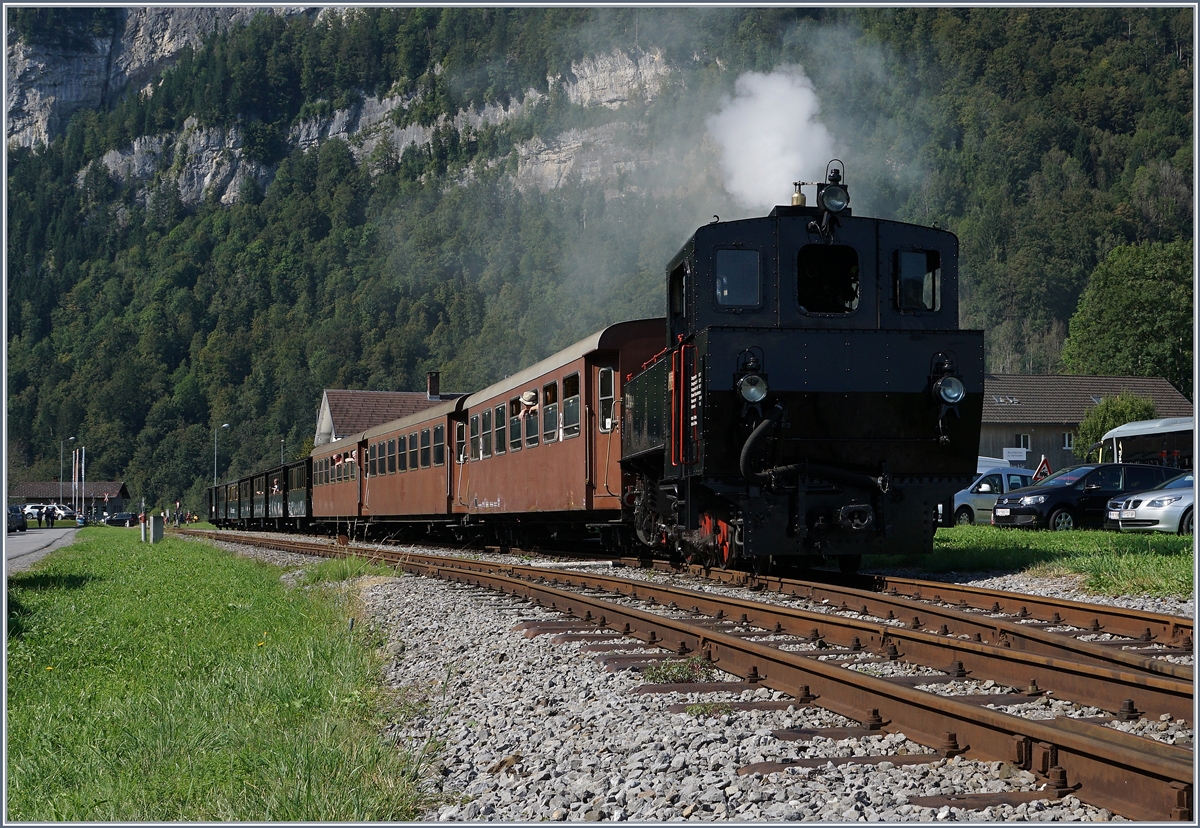 Die BWB Uh 102 ist mit ihrem langer Museumsbahnzug im Bahnhof von Schwarzenberg angekommen. Leider endet hier die Strecke. Für die Rückfahrt nach Bezau wird die Dampflok folglich iren Zug hier umfahren. 

10. September 2016