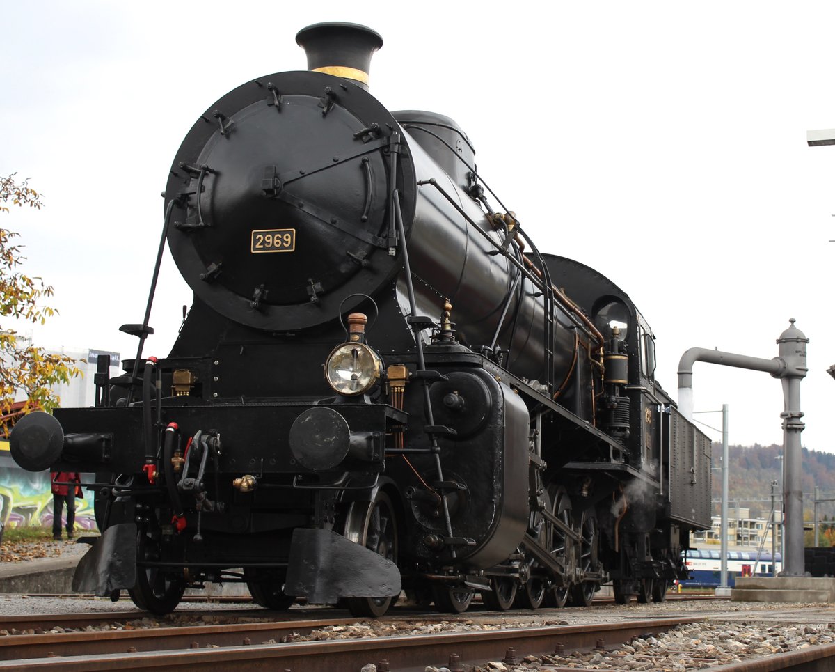 Die C 5/6 Nr. 2969 der Eurovapor hat im Bild die Hälfte ihrer ersten grossen Fahrt nach der Wiederinbetriebnahme von Sulgen-Winterthur-Koblenz-Brugg-Immensee-Arth•Goldau-Schwyz nach Erstfeld überstanden und fasst im Bahnpark Brugg Wasser. Freitag, 20. Oktober 2017