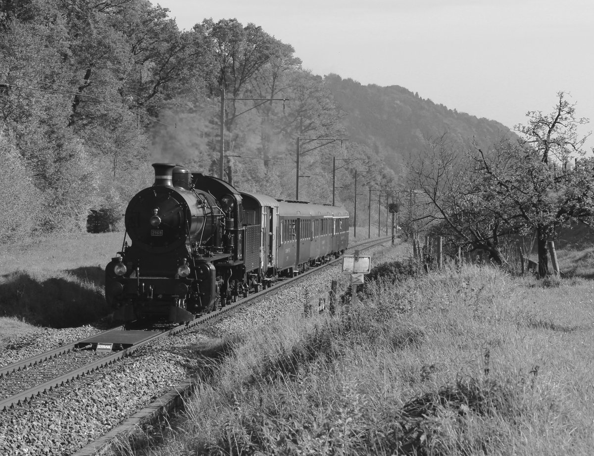 Die C 5/6 Nr. 2969 der Eurovapor ist im Bild unterwegs auf ihrer ersten grossen Fahrt nach der Wiederinbetriebnahme von Sulgen-Winterthur-Koblenz-Brugg-Immensee-Arth•Goldau-Schwyz nach Erstfeld. Das Bild entstand am 20. Oktober 2017 ca. 12.05 Uhr zwischen Pfungen und Embrach.
Nach fast 50 Jahren ist sie zum ersten mal wieder auf der Dättenberglinie unterwegs: Am Samstag, 30. November 1968 führte die C 5/6 Nr. 2969 als  Letzte offizielle Dampflokfahrt der SBB  einen Extrazug von Koblenz über die Dättenberglinie via Bülach durch Dättenbergtunnel über den Wildbach nach Winterthur Töss, wo sie von (einigen)Ae 6/6 und vielen Zuschauer erwartet und verabschiedet wurde. 
Freitag, 20. Oktober 2017
