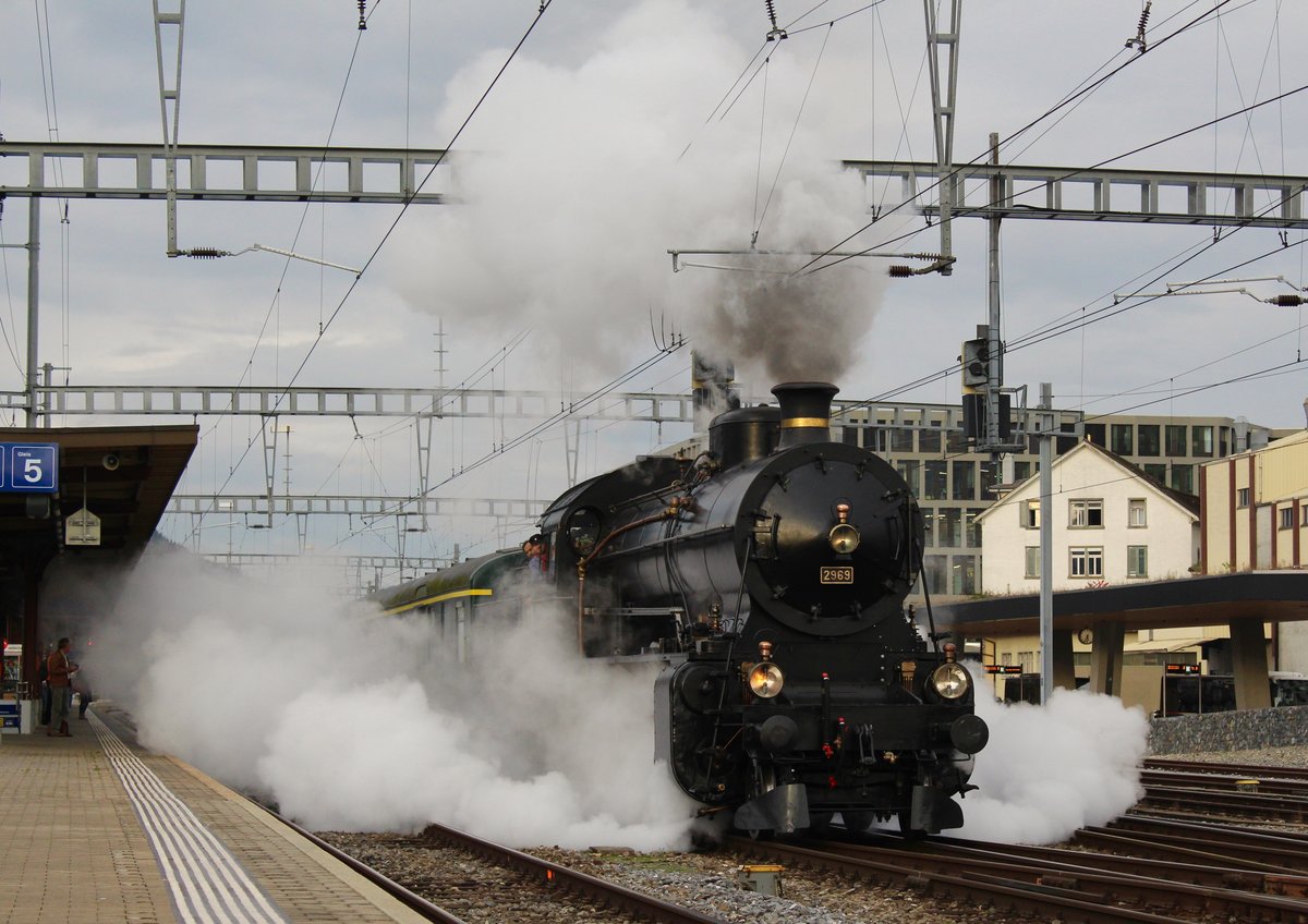 Die C 5/6 Nr. 2969 der Eurovapor hatte die Hälfte ihrer ersten grossen Fahrt nach der Wiederinbetriebnahme von Sulgen-Winterthur-Koblenz-Brugg-Immensee-Arth•Goldau-Schwyz nach Erstfeld überstanden. Der  Sulgener Elefant  den Bahnpark Brugg verlassen und wendet im Bild im Bahnhof Brugg. Inzwischen hatte sich zwar die Lücke in den Wolken zu gemacht, aber immerhin fing die C 5/6 so richtig an zu dampfen!  So muss es eben sein! 
 Freitag, 20. Oktober 2017