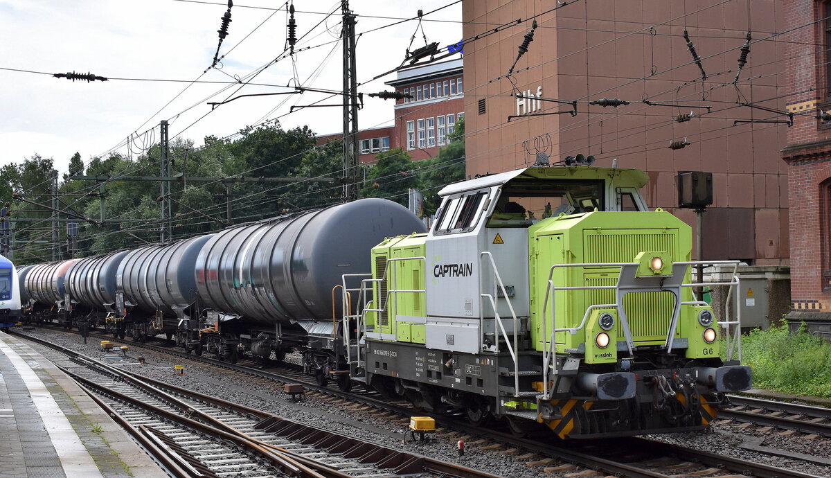 Die Captrain Deutschland CargoWest GmbH mit der vossloh Lok G 6 (NVR:  98 80 0650 092-6 D-CCW ) für die Hamburger Hafenbahn rangiert mit einem Kesselwagenzug am 03.08.23 Höhe Bahnhof Hamburg-Harburg.