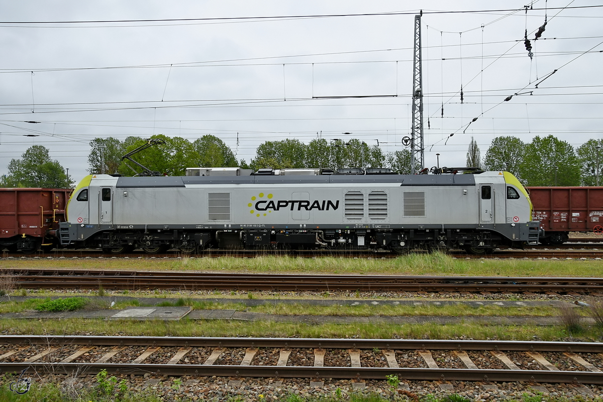 Die Captrain-Hybridlokomotive 159 102-3 ist gerade mit den in Neubrandenburg entladenen Güterwagen angekommen. (Neustrelitz, Mai 2021)