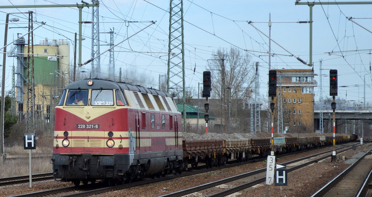 Die Cargo Logistik Rail Service GmbH mit ihrer 228 321-6 (92 80 1228 321-6 D-CLR) mit Schotterzug am 04.04.18 Bf. Flughafen Berlin-Schönefeld.