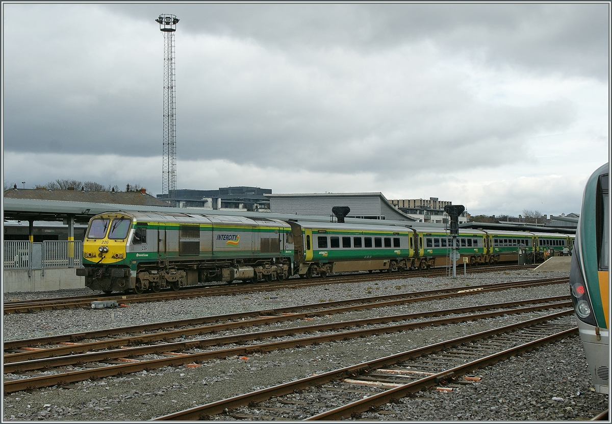 Die CC 226 verlässt mit einen IC nach Cork Heuston. 
(1200px Version)
25. April 2013